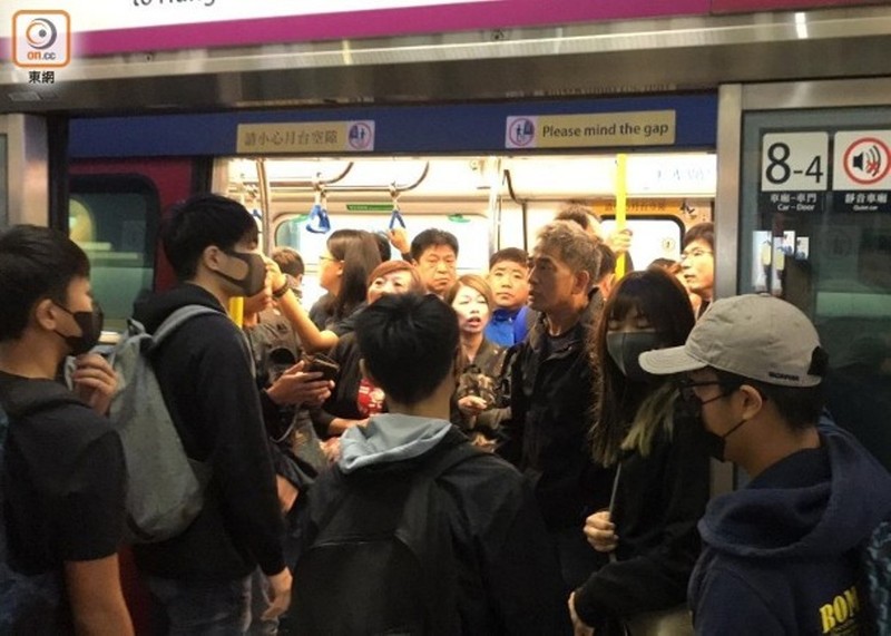 Tranh cãi giữa hành khách với nhóm người biểu tình Tranh cãi giữa hành khách với nhóm người biểu tình