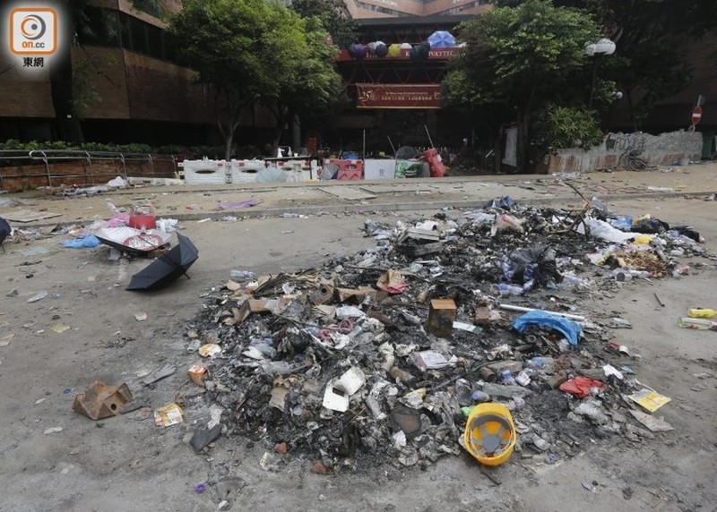 Rác rưởi bên trong sân trường Poly U. Rác rưởi bên trong sân trường Poly U.