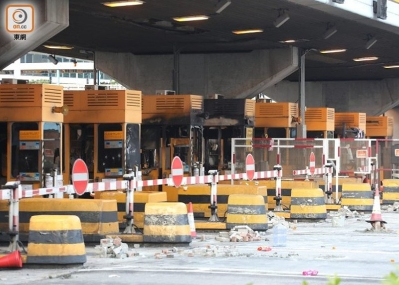 Trạm thu phí đường hầm xuyên biển bị phá hoại Trạm thu phí đường hầm xuyên biển bị phá hoại