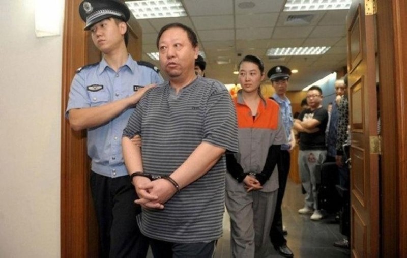 Quan tham Diêm Vĩnh Hỉ và người tình Mao Húc Đông ra hầu tòa. Quan tham Diêm Vĩnh Hỉ và người tình Mao Húc Đông ra hầu tòa.