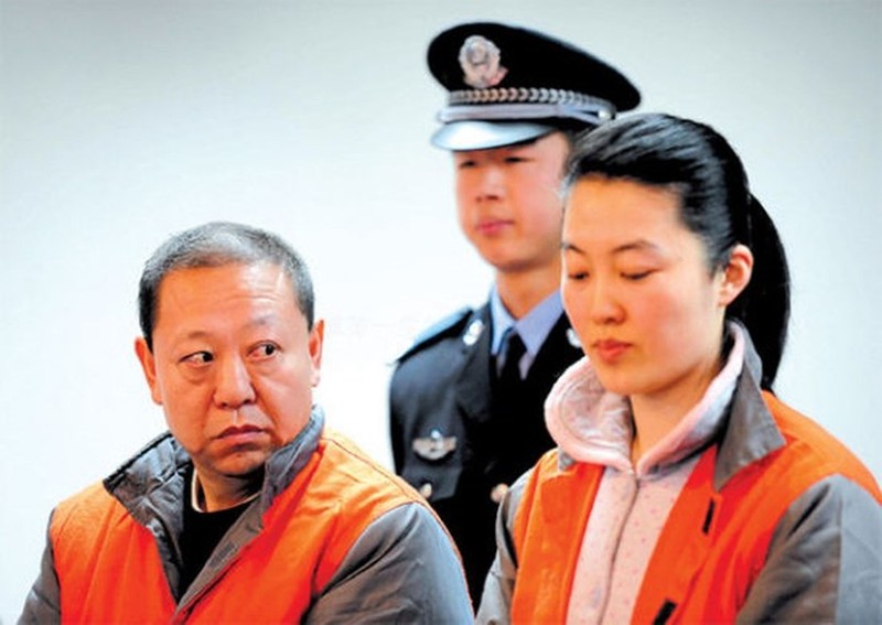Từ Đại hội 18 Đảng Cộng sản Trung Quốc đến nay, gần một nửa trong số hơn 100 quan chức cấp tỉnh, bộ bị mất chức liên quan đến chuyện bê bối tình ái. Ảnh: quan tham Diêm Vĩnh Hỉ và người tình Mao Húc Đông trước tòa.