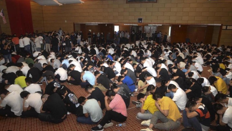 Những kẻ lừa đảo người Trung Quốc bị bắt giữ trong vụ án lừa đảo qua mạng lớn nhất lịch sử Malaysia. Những kẻ lừa đảo người Trung Quốc bị bắt giữ trong vụ án lừa đảo qua mạng lớn nhất lịch sử Malaysia.