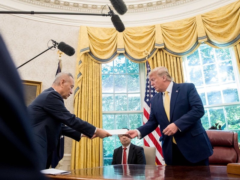 Ông Donald Trump tiếp Phó Thủ tướng Trung Quốc Lưu Hạc tại Nhà Trắng sau khi kết thúc vòng đàm phán thứ 13 với thỏa thuận về việc sẽ ký Hiệp định thương mại giai đoạn đầu giữa hai nước.