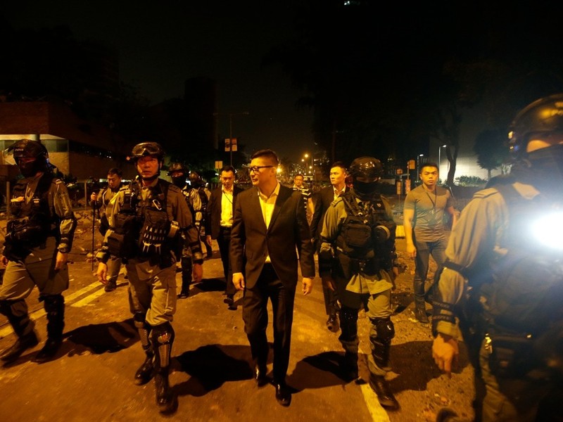 Ông Đặng Bỉnh Cường, Giám đốc Cảnh sát Hồng Kông đến thị sát tình hình PolyU tối 24/11.