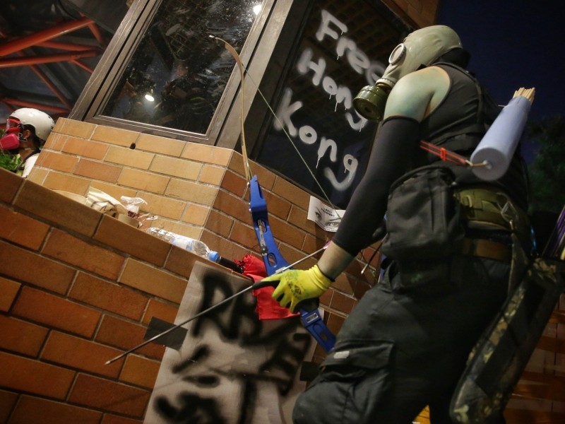 Người biểu tình dùng cung tên chống trả cảnh sát .