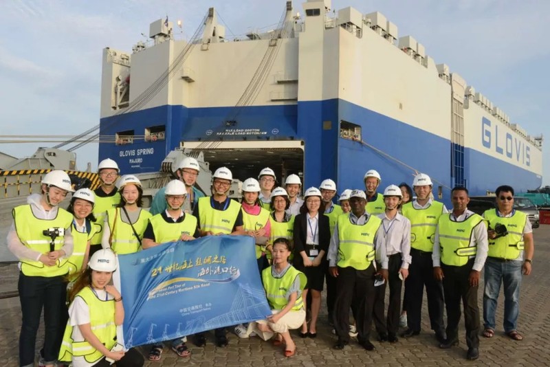 Các kỹ sư, kỹ thuật viên người Trung Quốc và Srilanka bên một công trình do Trung Quốc xây dựng.