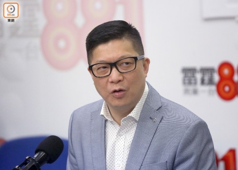 Giám đốc Cảnh sát Hồng Kông Đặng Bỉnh Cường lên truyền hình phê phán người biểu tình đốt phá, chặn đường và đập phá các cửa hàng và cho rằng cảnh sát đã kiềm chế hành động. Giám đốc Cảnh sát Hồng Kông Đặng Bỉnh Cường lên truyền hình phê phán người biểu tình đốt phá, chặn đường và đập phá các cửa hàng và cho rằng cảnh sát đã kiềm chế hành động.