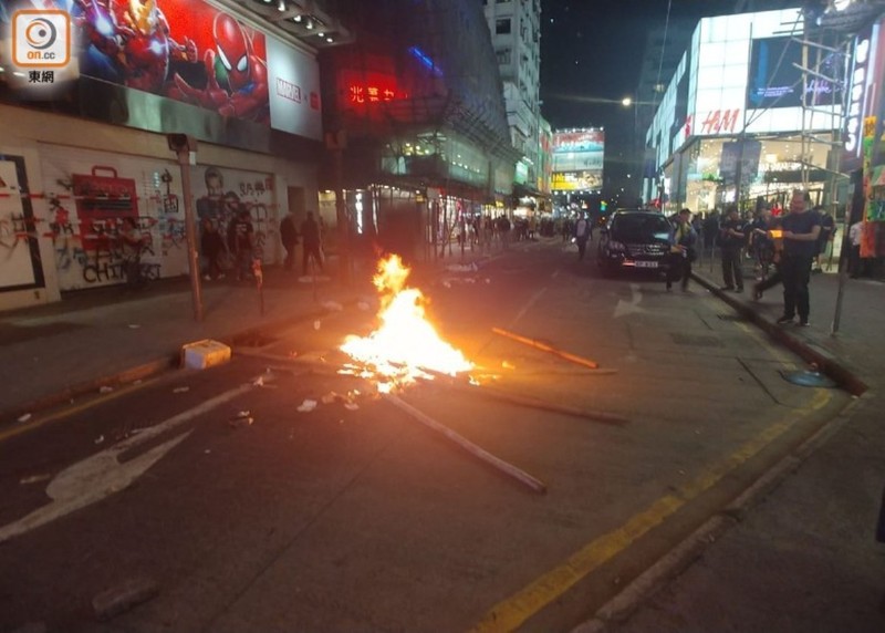 Người biểu tình đốt lửa ở ga Hoàng Phố đêm 1/12. Người biểu tình đốt lửa ở ga Hoàng Phố đêm 1/12.