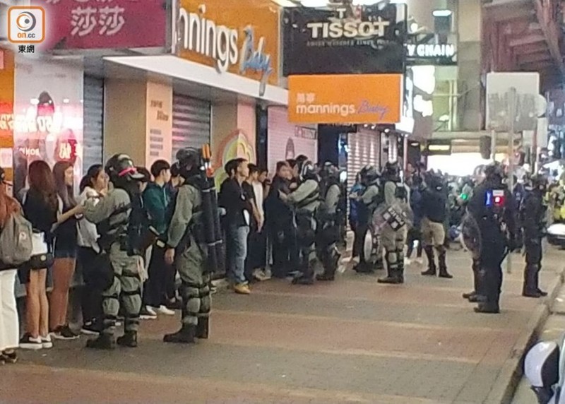 Cảnh sát khám xét những người biểu tình. Cảnh sát khám xét những người biểu tình.