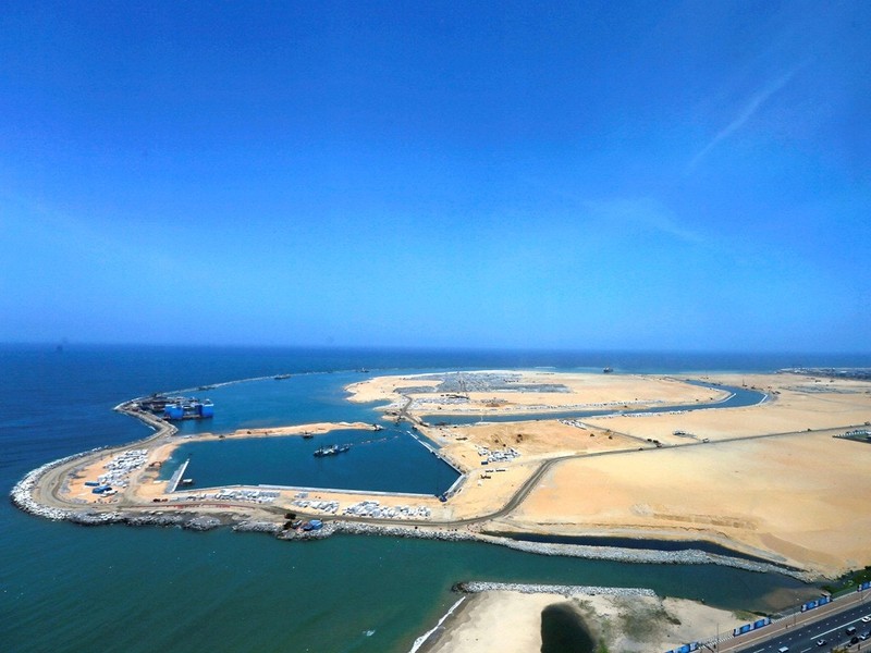 Cảng nước sâu Hambantota đang được Trung Quốc đẩy nhanh tốc độ xây dựng.