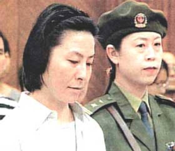 Lý Bình bị đưa ra xét xử.