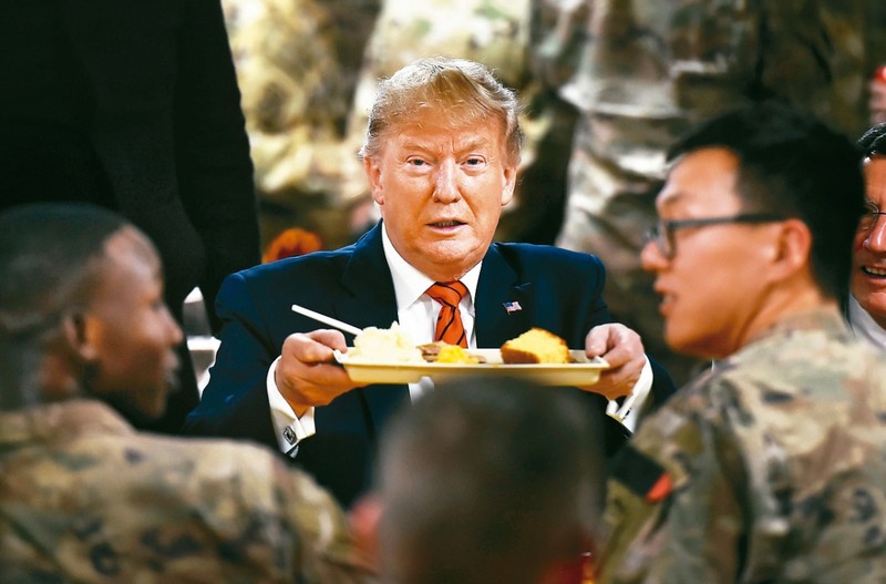 Tổng thống Donald Trump bất ngờ tới Afghanistan thăm, dùng bữa với binh lính ở Afghanistan dịp Lễ Tạ ơn vừa qua Tổng thống Donald Trump bất ngờ tới Afghanistan thăm, dùng bữa với binh lính ở Afghanistan dịp Lễ Tạ ơn vừa qua