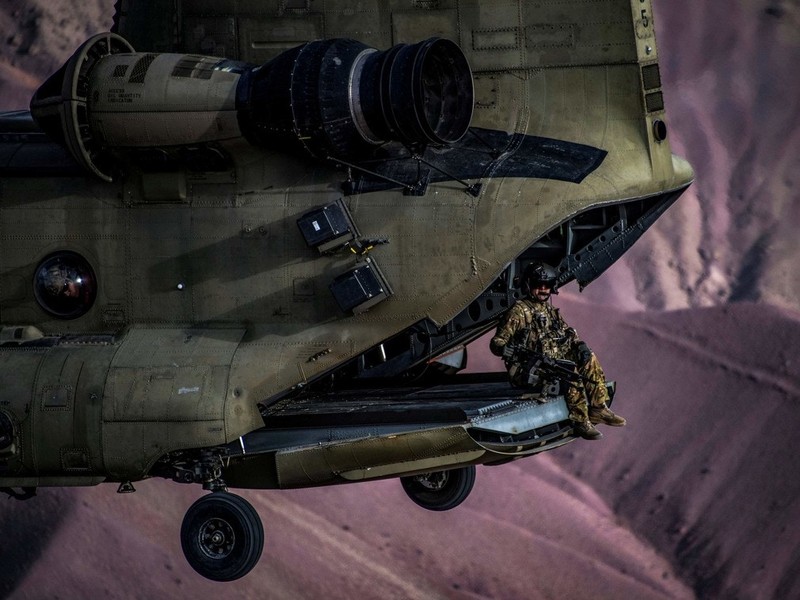 Lính Mỹ trên trực thăng đi tuần tra Lính Mỹ trên trực thăng đi tuần tra