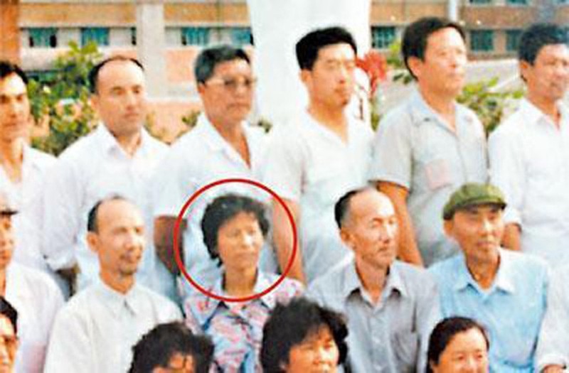 Bà Vương Thục Hoa (trong vòng tròn), người vợ kết tóc của Chu Vĩnh Khang đã bị ông ruồng rẫy rồi chết trong vụ tai nạn giao thông đầy nghi vấn.