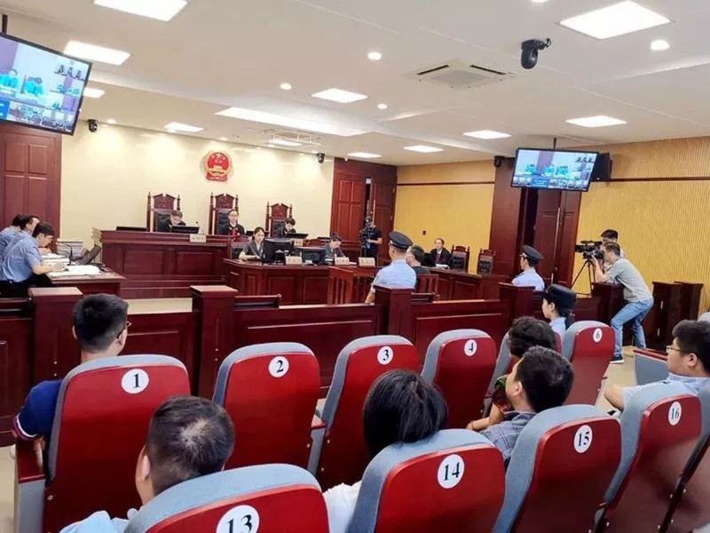 Quan chức phạm tội chủ động ra đầu thú chịu sự xét xử theo pháp luật đang là xu thế mới trong cuộc chiến chống tham nhũng ở Trung Quốc năm nay. Quan chức phạm tội chủ động ra đầu thú chịu sự xét xử theo pháp luật đang là xu thế mới trong cuộc chiến chống tham nhũng ở Trung Quốc năm nay.