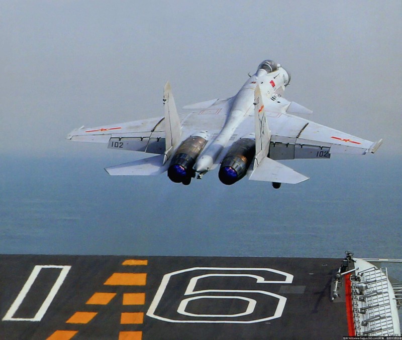 J-15 cất cánh trên hạm là bản nhái của Su-33 của Liên Xô cũ. J-15 cất cánh trên hạm là bản nhái của Su-33 của Liên Xô cũ.