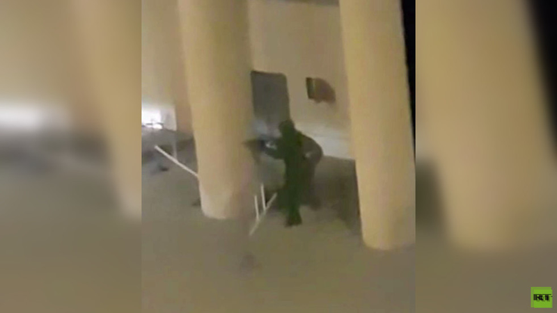 Kẻ khủng bố Yevgeny Manyurov đang bắn vào các nhân viên an ninh từ tòa nhà đối diện trụ sở FSB.