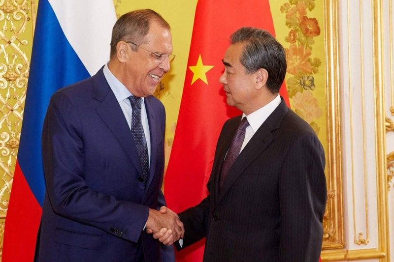 Ngoại trưởng Nga Lavrov: mặc dù Trung Quốc và Nga không có ý định thành lập liên minh quân sự, nhưng hai nước đã thực sự là đồng minh về chính trị. Ngoại trưởng Nga Lavrov: mặc dù Trung Quốc và Nga không có ý định thành lập liên minh quân sự, nhưng hai nước đã thực sự là đồng minh về chính trị.