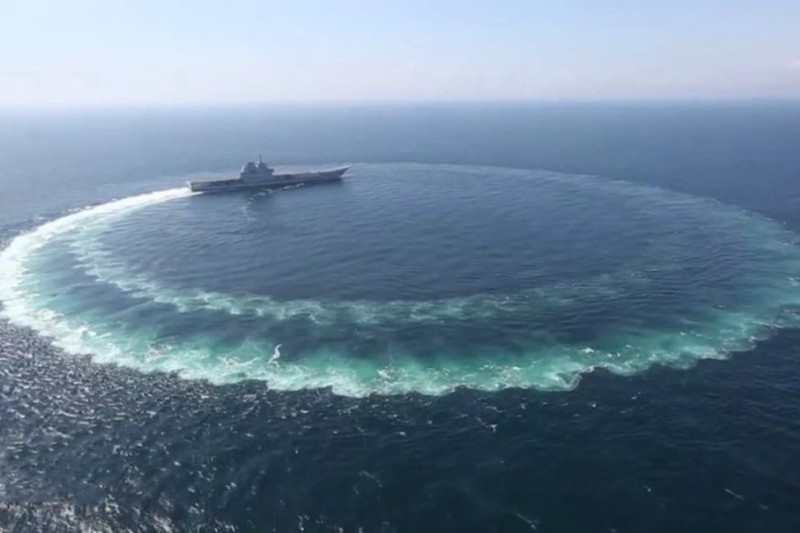 Tàu Sơn Đông thử nghiệm thực hiện cơ động gấp với tốc độ nhanh trên biển.