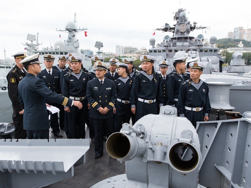 Lính Hải quân Trung Quốc tham quan tàu săn ngầm Nga tại cảnh Vladivostok sau cuộc diễn tập 9/2017.