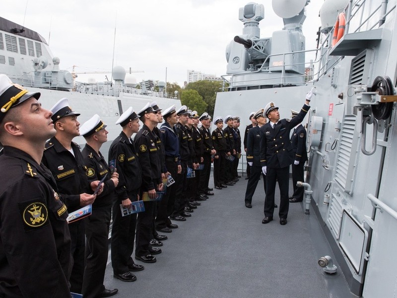 Binh lính Nga thăm tàu hải quân Trung Quốc sau cuộc diễn tập tại cảng Vladivostok năm 2017.