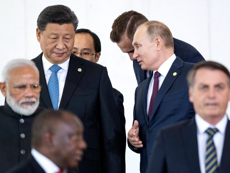 Tổng thống Nga Vladimir Putin và Chủ tịch Trung Quốc Tập Cận Bình trao đổi tại Hội nghị Thượng đỉnh khối Brick tại Brazil tháng 11/2019.
