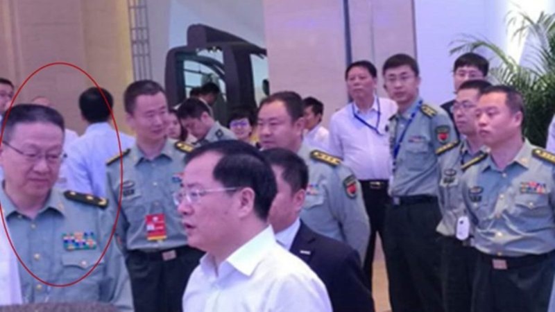 Tiền Vệ Bình, Trung tướng, Phó Chủ nhiệm Bộ Phát triển trang bị Quân ủy (người trong vòng đỏ) đang bị điều tra. (Ảnh: Đa Chiều). Tiền Vệ Bình, Trung tướng, Phó Chủ nhiệm Bộ Phát triển trang bị Quân ủy (người trong vòng đỏ) đang bị điều tra. (Ảnh: Đa Chiều).