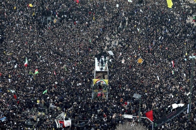 Hàng chục vạn người Iran tham gia lễ tang ông Soleimani (Ảnh: Reuters).