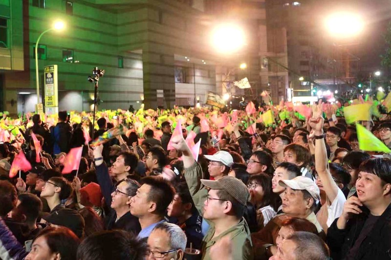 Những người ủng hộ bà Thái Anh Văn vui mừng trước chiến thắng (Ảnh: Đa Chiều)