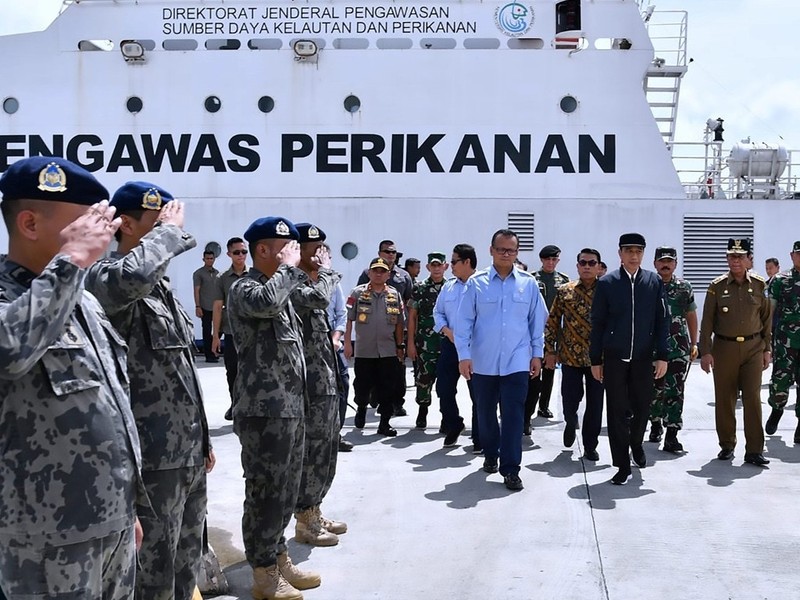 Ngày 8/1, Tổng thống Widodo đến thị sát vùng biển Natuna, khẳng định chủ quyền của Indonesia đối với vùng biển này (Ảnh: AFP) Ngày 8/1, Tổng thống Widodo đến thị sát vùng biển Natuna, khẳng định chủ quyền của Indonesia đối với vùng biển này (Ảnh: AFP)