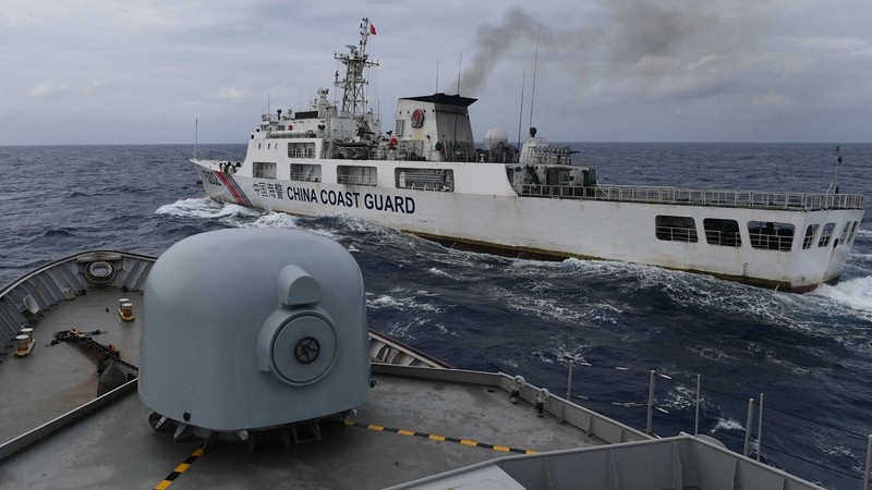 Tàu chiến Indonesia xua đuổi tàu cảnh sát biển Trung Quốc (Ảnh: Reuters) Tàu chiến Indonesia xua đuổi tàu cảnh sát biển Trung Quốc (Ảnh: Reuters)