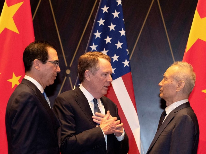 Phó Thủ tướng Trung Quốc Lưu Hạc (Phải) đã tới Mỹ để chuẩn bị kí hiệp định thương mại giai đoạn đầu (Ảnh: AFP)