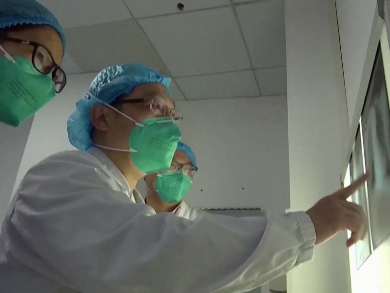 Các bác sĩ chẩn đoán tình trạng bệnh của người bị nghi nhiễm coronavirus (Ảnh: Đa Chiều)