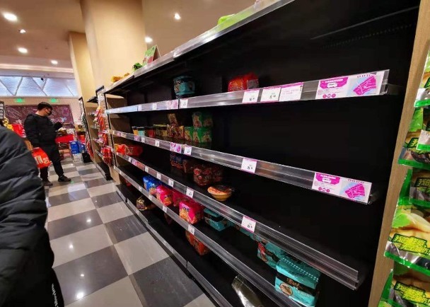 Các sạp hàng trong siêu thị bị vét sạch hàng hóa (Ảnh: AP) Các sạp hàng trong siêu thị bị vét sạch hàng hóa (Ảnh: AP)