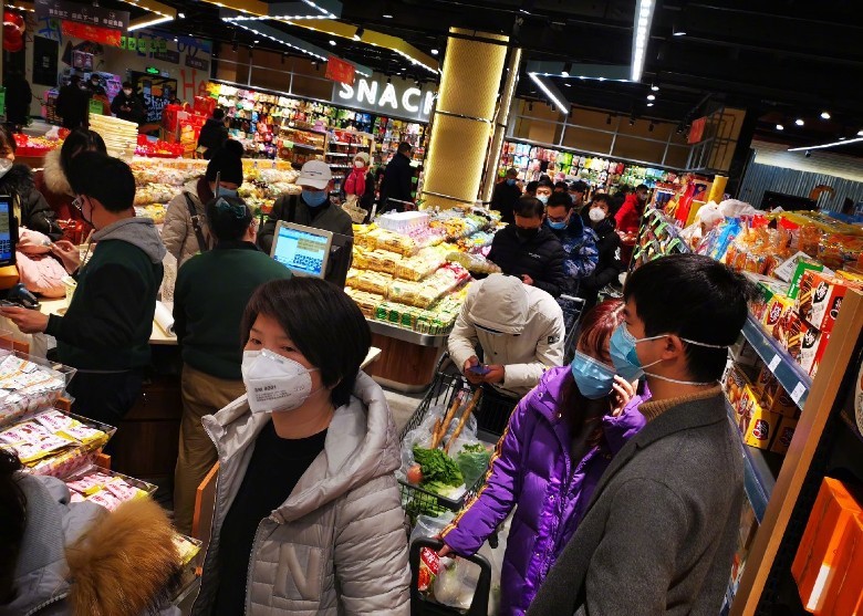 Xếp hàng rồng rắn chờ thanh toán trong các siêu thị (Ảnh: AP). Xếp hàng rồng rắn chờ thanh toán trong các siêu thị (Ảnh: AP).