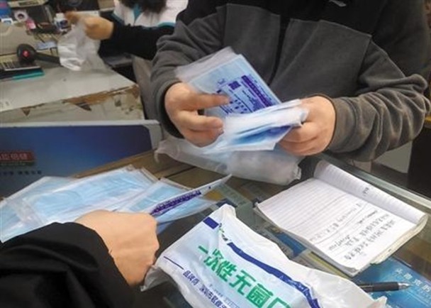 Chính quyền phạt nặng những trường hợp lợi dụng dịch bệnh, tăng giá khẩu trang để trục lợi (Ảnh: Getty).