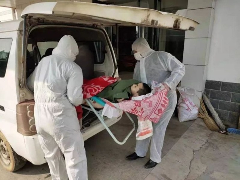 Các nhân viên y tế đến chuyển Yên Thành tới khách sạn để cách ly, sau đó báo tin em bị chết (Ảnh Đông Phương)