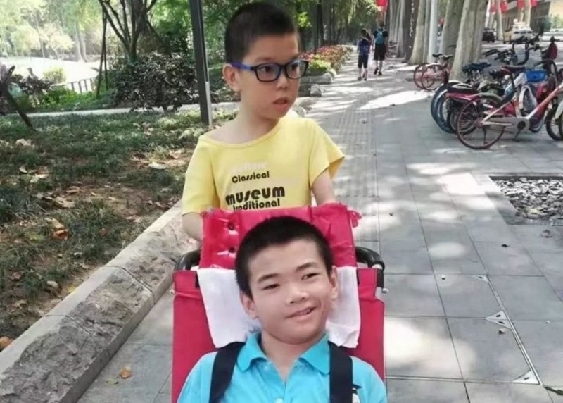 Yên Thành (áo xanh) khi còn sống và em trai (Ảnh: Thanh niên Trung Quốc)