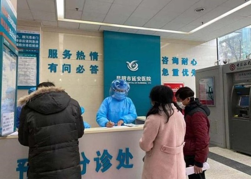 Hình ảnh bác sỹ Bệnh viện Diên An, Côn Minh phải dùng vỏ thùng nước khoáng làm mặt nạ phòng hộ khám bệnh cho bệnh nhân gây xôn xao dư luận (Ảnh: Đông Phương). Hình ảnh bác sỹ Bệnh viện Diên An, Côn Minh phải dùng vỏ thùng nước khoáng làm mặt nạ phòng hộ khám bệnh cho bệnh nhân gây xôn xao dư luận (Ảnh: Đông Phương).