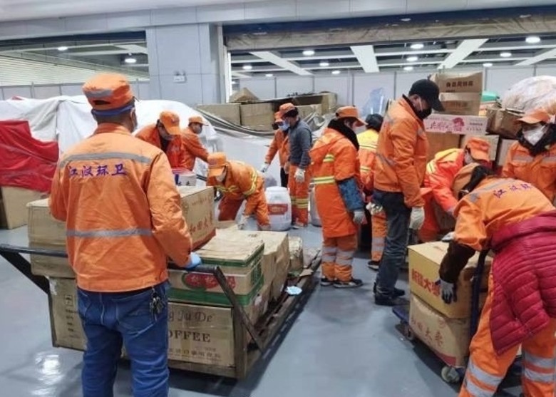 Vật tư được công nhân vệ sinh chuyển đến (Ảnh: Đa Chiều) Vật tư được công nhân vệ sinh chuyển đến (Ảnh: Đa Chiều)