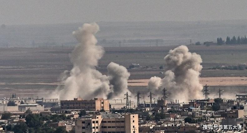 Lực lượng quân đội chính phủ tấn công giành lại quyền kiểm soát từ lực lượng vũ trang chống chính phủ được Thổ Nhĩ Kỳ ủng hộ (Ảnh: Sohu)