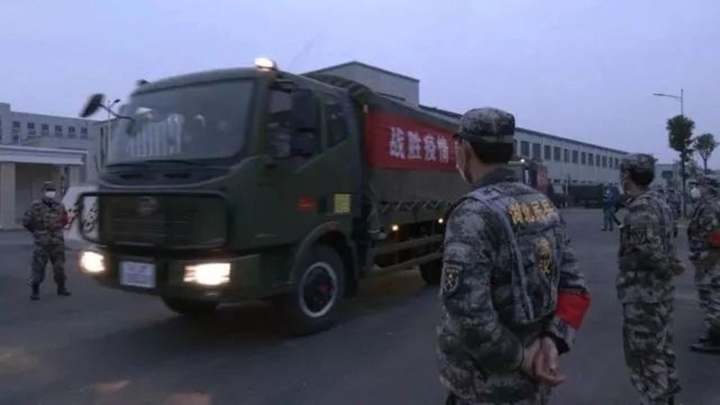 Quân đội đã được giao nhiệm vụ vận chuyển vật tư, hàng hóa bảo đảm cho đời sống của người dân Vũ Hán (Ảnh: Guancha) Quân đội đã được giao nhiệm vụ vận chuyển vật tư, hàng hóa bảo đảm cho đời sống của người dân Vũ Hán (Ảnh: Guancha)