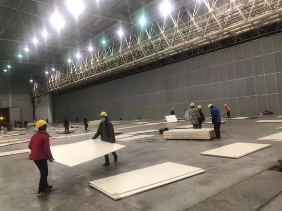 Xây dựng bệnh viện tạm trong Trung tâm Triển lãm Quốc tế Vũ Hán (Ảnh: Guancha)