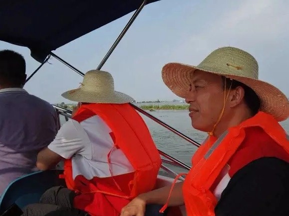 Ông Trương Khâm (phải), Phó Chủ tịch Hội Chữ thập đỏ tỉnh Hồ Bắc, bị bãi chức vì vi phạm trong công tác phân phối vật tư phòng chống dịch (Ảnh: Đa Chiều)