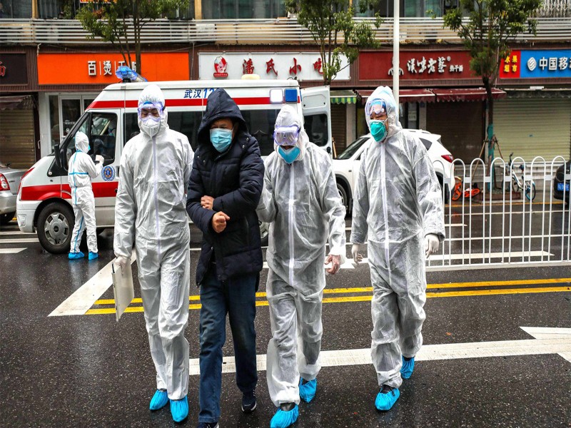 Đưa người bị nhiểm bệnh tới nơi điều trị cách ly (Ảnh: AP) Đưa người bị nhiểm bệnh tới nơi điều trị cách ly (Ảnh: AP)