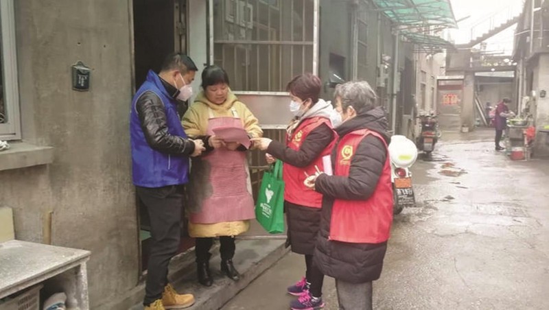 Bắt đầu kiểm tra, rà soát kiểu cuốn chiếu từng hộ, không để sót một gia đình hay một người nào (Ảnh: Sina)