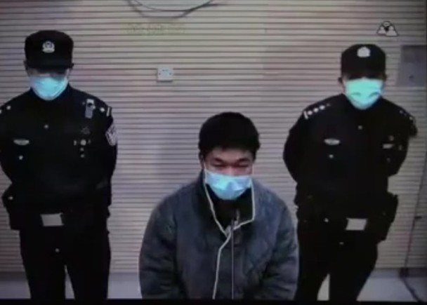 Bị cáo Vương bị kết án 9 tháng tù giam vì chống người thi hành công vụ (Ảnh: Đông Phương)