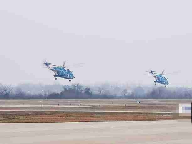 Hai máy bay trực thăng được PLA huy động chở hàng giúp Vũ Hán (Ảnh: Đa Chiều)