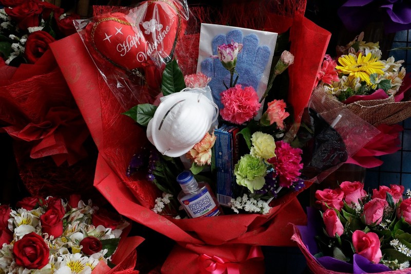 Một cửa hàng quà tặng ở Manina, Philippines đã sáng tạo ra những mónquà tặng ngày Tết Tình yêu mang tên “Anti - nCoV” gồm hoa và các đồ dùng để phòng chống dịch COVID-19 khác như khẩu trang, gel rửa tay, xà phòng diệt khuẩn, bàn chải, thuốc đánh răng, bán rất chạy! (Ảnh: AP)