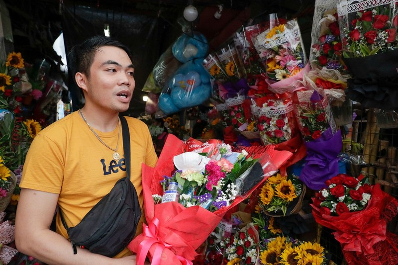 Chàng trai này hy vọng món quà tặng bó hoa kháng COVID-19 có thể làm người yêu vui và giúp xua tan nỗi lo sợ về nCoV (Ảnh: AP)